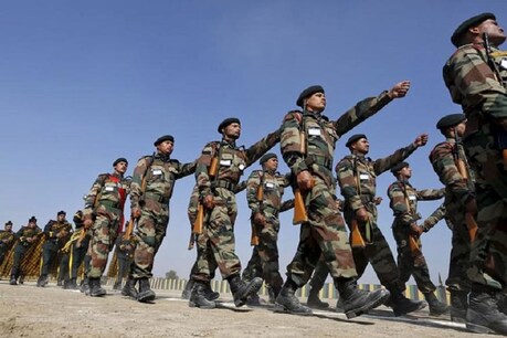 आगरा के सदर में सेना भर्ती रैली चल रही है. शुक्रवार यहां पर सुबह से बड़ी संख्या में अभ्यर्थियों ने भाग लिया. (File)