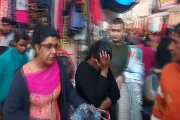PHOTOS: भीड़ के हत्थे चढ़ी दो महिला चोर, पहले पीटा फिर किया पुलिस के हवाले