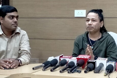 इटावा महोत्सव में रविवार को मेगा नाइट में शामिल होने आए थे कैलाश खेर (दाएं).