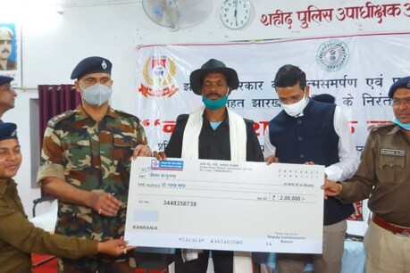 रांची पुलिस लाइन में समर्पण करते वक्त नक्सली रहे जीवन कंडुलना को सरकार की ओर से दो लाख रुपये का चेक दिया गया.
