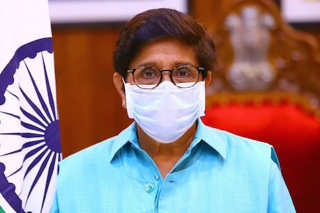 किरण बेदी को पुडुचेरी की उपराज्यपाल के पद से हटा दिया गया है (Photo- Facebook/Kiran Bedi)