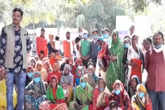 ललितपुर में कलेक्ट्रेट परिसर में डीएम से बिजली बिल को लेकर गुहार लगाने पहुंचे लोग.
