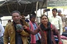 Lalitpur: पेशी पर आए ससुर की बहू ने कर दी चप्पलों से पिटाई, जानें पूरा मामला