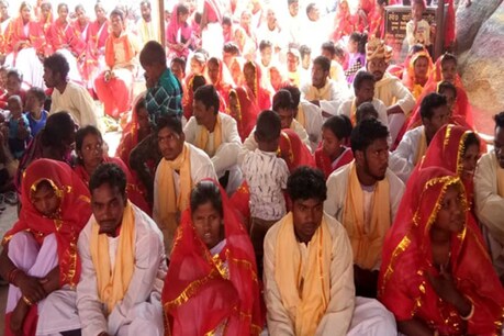 गुमला में एक संस्था की पहल पर लिव इन रिलेशन में रह रहे 60 जोड़ों की सामूहिक शादी कराई गई