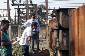 कर्मचारियों को बंधक बनाकर बदमाशों ने बिजली सब स्टेशन से 10 लाख के सामान लूटे