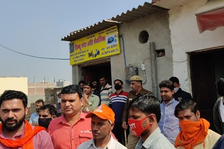हिंदू संगठनों ने मारी गई लड़की के घर के सामने जमावड़ा लगाकर लव जिहाद का आरोप लगाया, पर पुलिस ने इससे इनकार किया.