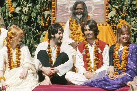 महर्षि महेश योगी ऋषिकेश के अपने आश्रम में बीटल्स को दीक्षित करते हुए
