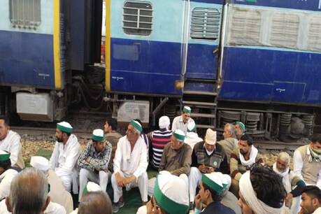 मेरठ में कैंट रेलवे स्टेशन पर ट्रैक पर बैठे किसान