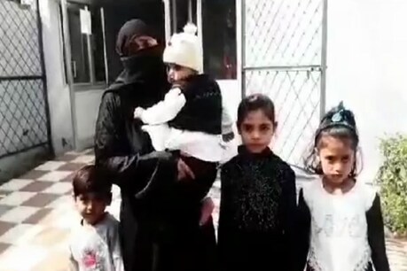 मेरठ: एसएसपी कार्यालय में अपनी बेटियों के साथ गुहार लगाने पहुंची महिला.