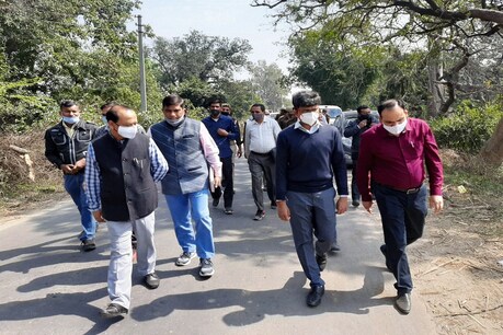 मेरठ में खेल विश्वविद्यालय की जमीन का निरीक्षण करते डीएम.