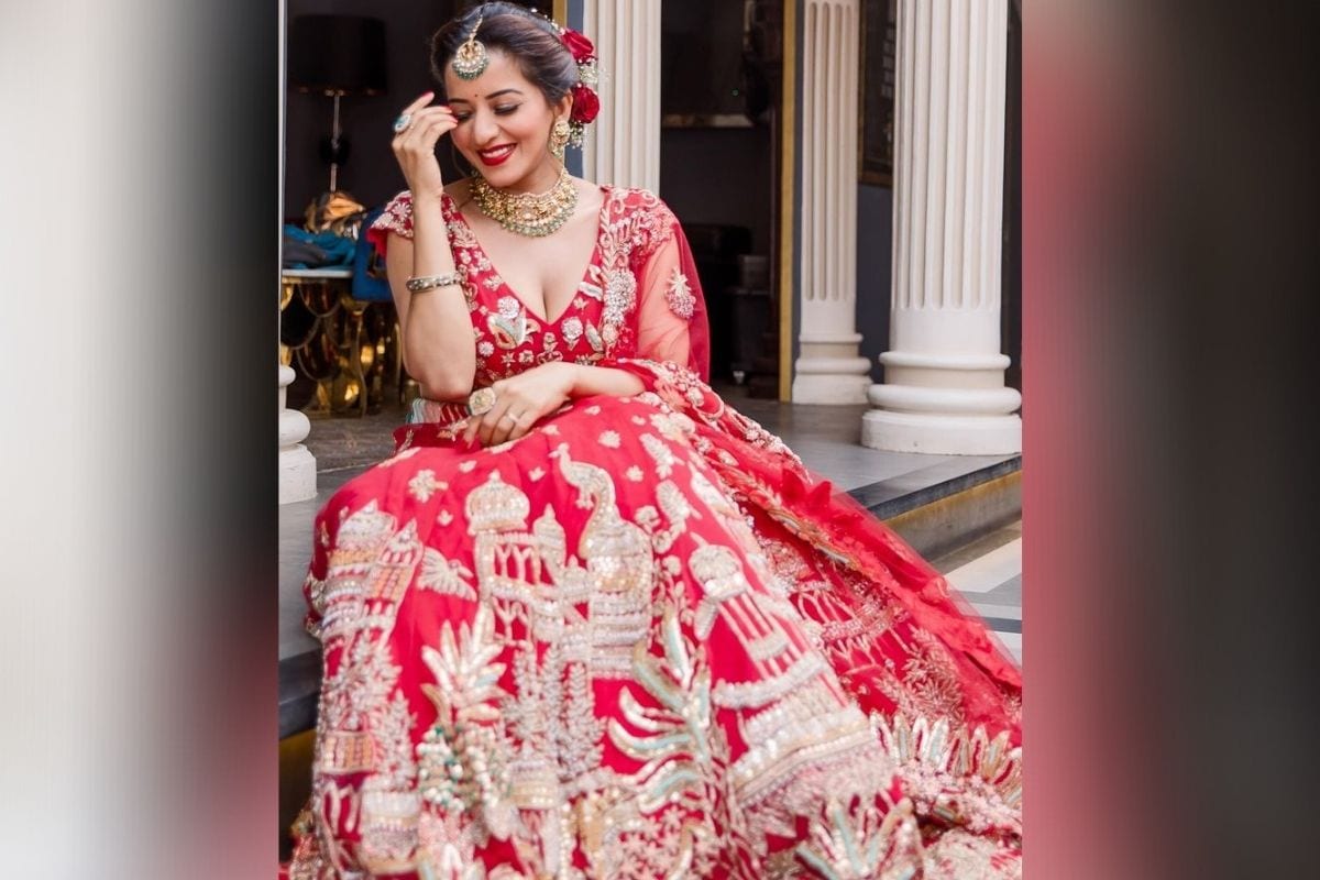 रेड कलर के डिजाइनर लहंगे में मोनालिसा अपनी कातिलाना अदाओं के कई पोज देती दिख रही हैं. (Photo- Instagram/ Monalisa)