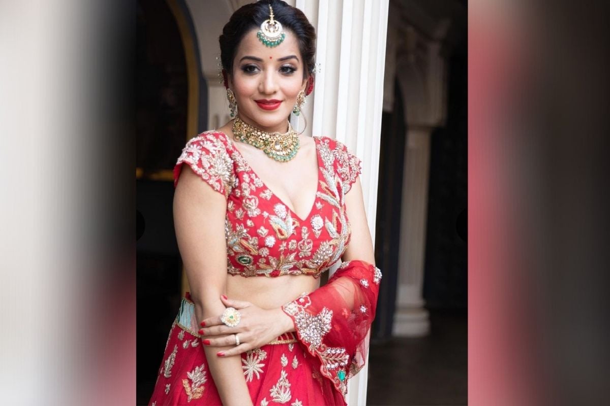 Monalisa बोल्ड अंदाज को फ्लॉन्ट करती हैं तो कभी अपने डांस का जलवा दिखाती हैं लेकिन अब वे ट्रेडिशनल लुक के जरिए फॉलोअर्स को इंप्रेस कर रही हैं. (Photo- Instagram/ Monalisa)