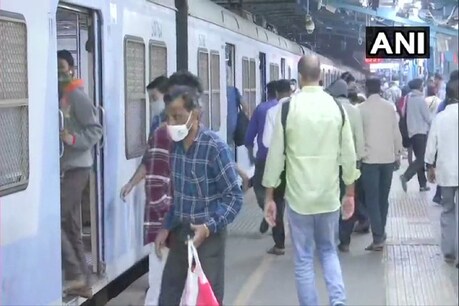 कोरोना के बढ़ते मामलों को देखते हुए मुंबई में कई तरह की पाबंदियां लगाने का फैसला लिया गया है. (सांकेतिक तस्वीर)