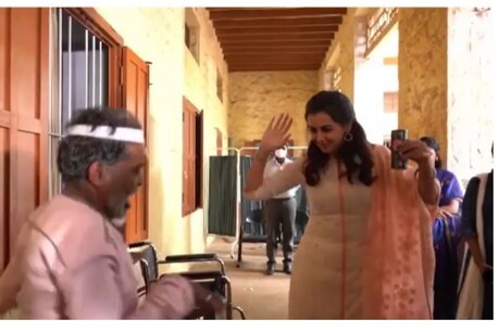 स्कूल के वॉचमैन के डांस मूव्स को कॉपी करतीं अभिनेत्री निक्की गलरानी