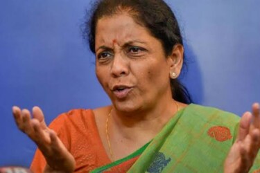 वे हरदम साड़ी में ही नजर आती हैं. साड़ियों के रंग आमतौर पर सुर्ख होने के बावजूद चटकीले नहीं होते. आंखों को भाने वाले कोमल रंग जैसे पीला, नीला, गुलाबी, हरे जैसे रंगों में वो हैंडलूम की साड़ियां ही पहनती हैं. कई मौकों पर उन्हें छोटी-छोटी बूटियों वाली सूती साड़ी में देखा जा चुका है.