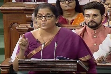  जब वित्त मंत्री के तौर पर उन्होंने पहला बजट पेश किया था, तब वो बैंगनी रंग की सुनहरे बॉर्डर वाली साड़ी में थीं. कहा जा सकता है  कि उन्हें आमतौर पर सुनहरी जरी वाले बॉर्डर पसंद हैं.
