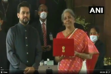  पिछले साल लाल और संफेद रंग की उनकी सिल्क की साड़ी के साथ उन्होंने लाल रंग के ब्लाउज, सोने की चूड़ियां, लाल बिंदी, गले में पतली सोने की चैन और चौकोर फ्रेम का चश्मा पहन रखा था. वित्त मंत्री निर्मला के बारे में माना जाता है कि वो अक्सर महत्वपूर्ण दिनों पर लाल रंग की साड़ी पहनती हैं.