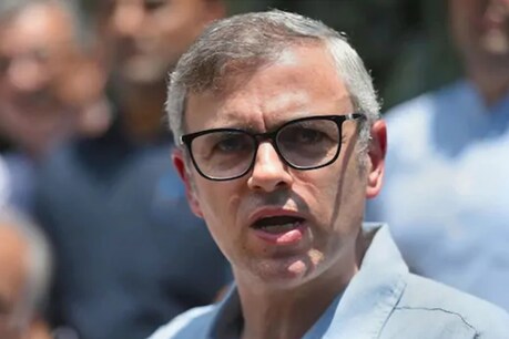 उमर अब्दुल्ला ने खुद ट्वीट कर कोरोना पॉजिटिव होने की जानकारी दी है. (File pic)