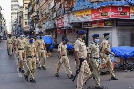 कोरोना के बढ़ते मामलों के मद्देनजर पुलिस पूरी तरह मुस्तैद हो गई है. (सांकेतिक तस्वीर PTI)