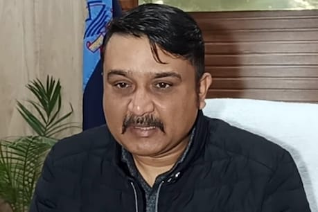 ठगी के इस मामले की पूरी जानकारी देते पुलिस अधिकारी.