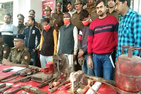 पुलिस और अपराध शाखा की संयुक्त छापेमारी में अवैध शस्त्र फैक्ट्री का खुलासा हुआ है.