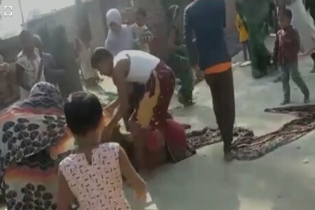 प्रतापगढ़ में एक महिला को पीटने का वीडियो सोशल मीडिया में तेजी से वायरल हो रहा है.