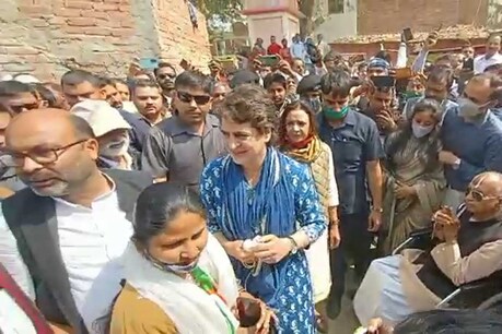 21 फरवरी को प्रियंका गांधी बसवार गांव पहुंची थीं.