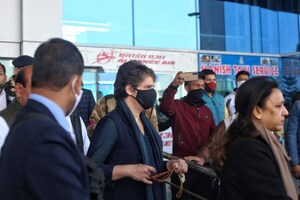 PHOTOS: एयरपोर्ट पर माला से जाप करती दिखीं प्रियंका गांधी, शाकुंभरी देवी के दर्शन कर UP दौरा शुरू