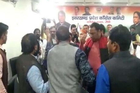 पेट्रोल-डीजल पर आंदोलन की रणनीति बनाने के दौरान दो कांग्रेस नेता आपस में भीड़ गये.