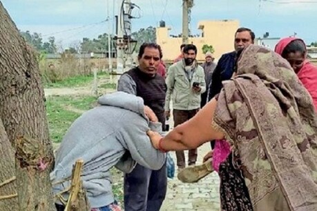 होशियारपुर में महिलाओं ने दो युवकों की पिटाई की.