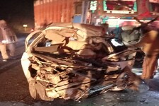 रायबरेली: तेज रफ्तार कार छुट्टा जानवर को बचाते हुए ट्रक में घुसी, 3 की मौत