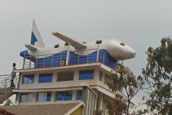 PHOTOS: बच्चों की जिद पर पिता ने छत पर बनवाया 35 फीट लंबा हवाई जहाज, आसपास से देखने आ रहे लोग