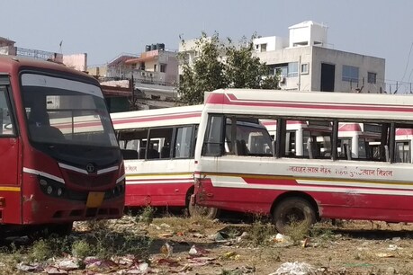 पब्लिक ट्रांसपोर्ट के नाम पर खरीदी गई बसें खड़े-खड़े सड़ रही हैं.