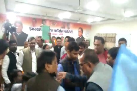 रांची में कांग्रेस प्रदेश कमेटी की बैठक में कांग्रेसी नेता आपस में भिड़ गये.