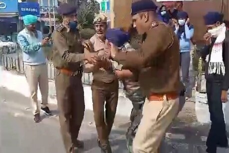 रेप पीड़िता के पति ले जाते पुलिसकर्मी