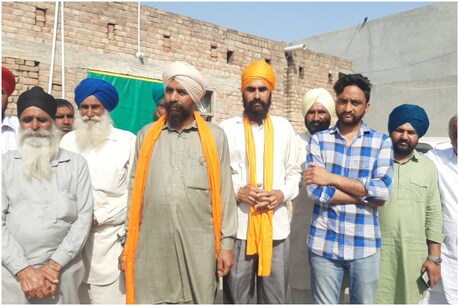 26 जनवरी को किसान ट्रैक्टर परेड के दौरान लाल किले की हिंसा में आरोपी बनाए गए मलकीत सिंह व गुरमीत सिंह को 28 दिन बाद जमानत मिली है. वह अपने गांव पहुंचे तो ग्रामीणों ने उनका भव्य स्वागत किया. दोनों ही किसानों ने कहा -' वह तो लंगर सेवा कर रहे थे. पुलिस ने उन्हें झूठे केस में फंसाकर जेल भेज दिया.'