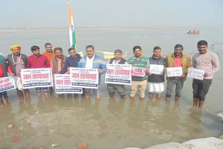 अयोध्या में फोरलेन सड़क बनने का व्यापारियों ने सरयू नदी में खड़े होकर विरोध- प्रदर्शन किया है.
