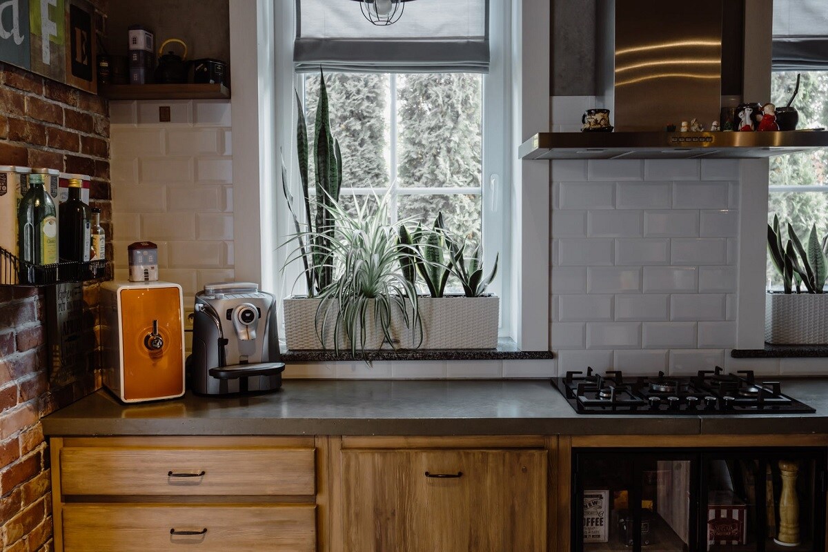 वास्तुशास्त्र के अनुसार सामान रखने के लिए रसोई घर के स्लैब, आलमारी दक्षिण या पश्चिम में बनाना उचित रहता है. साथ ही इसकी खिड़कियां भी बड़ी होनी चाहिए. Image Credit: Polina-Kovaleva-pexels