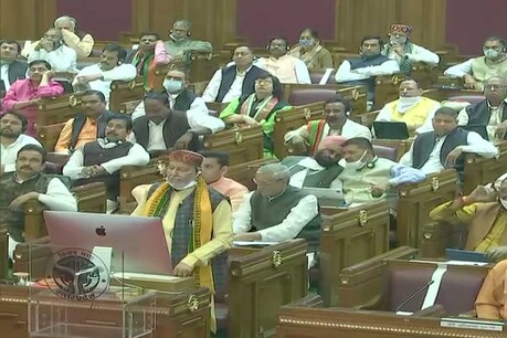 वित्त मंत्री सुरेश खन्ना ने पेश किया योगी सरकार का पांचवां बजट