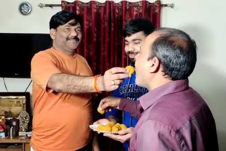 वाराणसी में सूर्य कुमार यादव के चाचा ने मिठाई खिलकर जाहिर की ख़ुशी