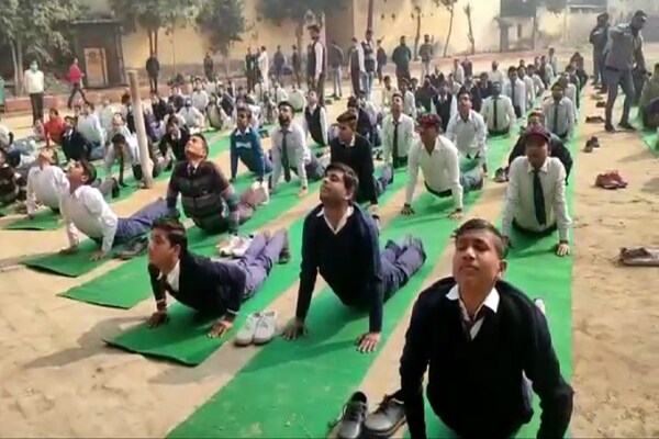 PHOTOS: मेरठ में सूर्य सप्तमी पर हजारों लोगों ने किया सूर्य नमस्कार, देखें खास तस्वीरें