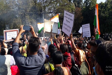 बुधवार को पेट्रोल और डीजल की महंगी कीमतों को लेकर सदन में भी जमकर हंगामा हुआ