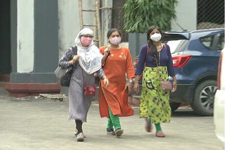 Indore : रजिस्ट्रार अनिल शर्मा का कहना है मास्क अनिवार्य कर दिया है.सारी गाइडलाइन का सख्ती से पालन करवाया जा रहा है.दोनों परिसरों में मास्क के बिना प्रवेश नहीं दिया जाएगा.