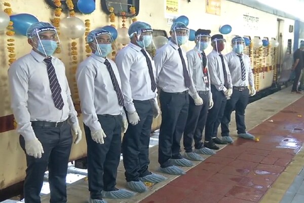 PHOTOS : रामपथ रामायण एक्सप्रेस ट्रेन अपने सफर पर रवाना, इन तीर्थस्थलों की कराएगी सैर