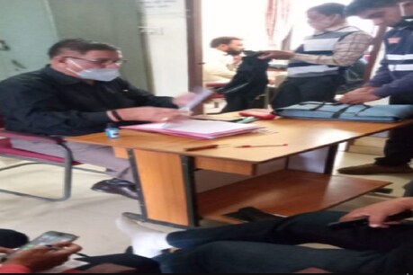 अनुकंपा नियुक्ति देने के एवज में लिपिक ने डेढ़ लाख रुपये मांगे थे.