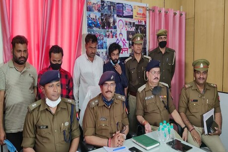 यूपी पुलिस ने एक अंतरराज्यीय वाहन चोर गिरोह के कथित चार सदस्यों को गिरफ्तार किया है.