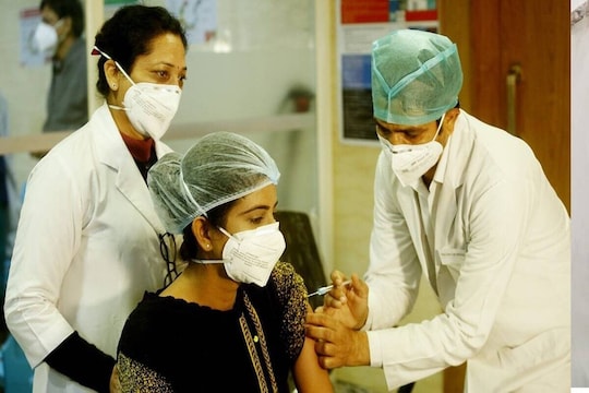 अब तक कुल 1.37 करोड़ से अधिक कोविड वैक्‍सीन की डोज लाभार्थियों को दी जा चुकी है. (AP)