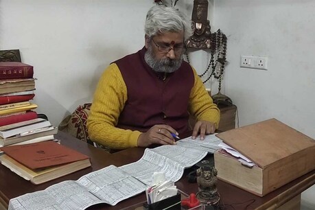 काशी के ज्योतिषाचार्य पंडित पवन त्रिपाठी इस वक्त बड़े गौर से अध्ययन कर रहे हैं.