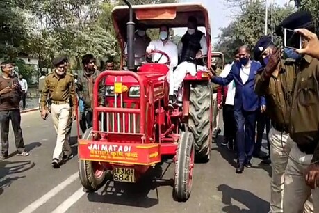 पटना में ट्रैक्टर चलाकर विधानसभा जाते तेजस्वी यादव
