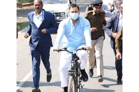 बिहार में नेता प्रतिपक्ष तेजस्वी यादव पेट्रोलियम पदार्थों की बढ़ती कीमतों के विरोध में आज विधानसभा साइकिल से पहुंचे.